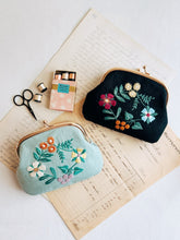 Load image into Gallery viewer, Vintage Floral Purse - Kit