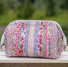 Load image into Gallery viewer, Wire Frame Cosmetic Case - Kit
